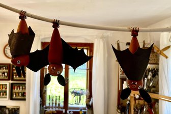 Warum diese Fledermaus aus dem Landkreis Zwickau einzigartig ist - Eine Fledermaus ist die neueste Kreation der Holzgestalterin Nele Jakob, die ihr Atelier in Burkersdorf hat.