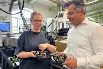 Warum diese innovativen Frankenberger nicht in China produzieren - Produktionsmitarbeiterin Madlen Stasche und Geschäftsführer Dr. Andreas Ehrhardt mit Produkten des Frankenberger Unternehmens.
