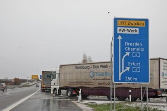 Warum diese neue Linie auf der B 93 durchgezogen ist - Die Auffahrt wird vor allem von Lastern, die ins VW-Werk nach Mosel fahren, genutzt.