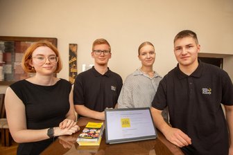 Warum diese Plauener Azubis ihren Arbeitsplatz in den kommenden Wochen vom Rathaus nach draußen verlagern - Bianca Kriesten, Tim Lange, Cecilia Grüner und Nico Lenk (v. l.) starten eine Umfrage.