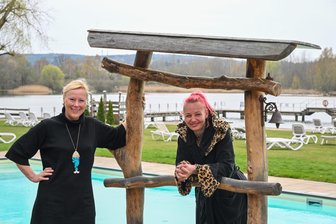 Warum diese Sauna in Limbach-Oberfrohna zu den Top 10 in Deutschland gehört - Chefin Ines Perthel und Mitarbeiterin Mortisha Meißner vor dem Pool und der Liegewiese im Außenbereich.