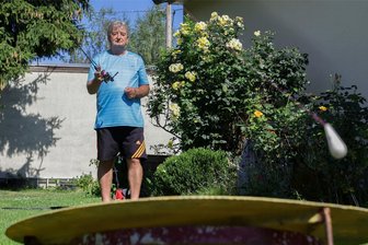 Warum dieser Angler aus Westsachsen kein Wasser braucht - Bernd Zimmermann trainiert regelmäßig in seinem Garten in Waldenburg.