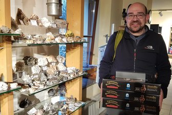 Warum dieser Hochschullehrer Vogtland-verrückt ist - Martin Obst, Professor an der Uni Bayreuth, ist gern und oft am Schneckenstein zu Gast. Das Foto entstand in der Vorweihnachtszeit, als er einige der berühmten Grubenstollen mit ins Fränkische nahm.