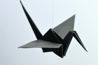Warum dieser Kranich an den Holocaust erinnern soll - Kraniche aus Papier sollen als Glückssymbol auf dem Georgenplatz abgelegt werden.