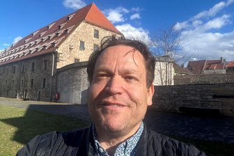 Warum dieser Norweger im Erzgebirge auf DNA-Jagd geht - Norweger mit erzgebirgischen Wurzeln. Bei einem seiner Forschungsausflüge, hier in Erfurt, hat Vidar Birkeland dieses Selfie geschossen.