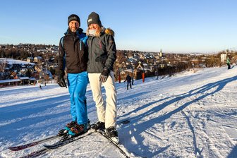 Warum dieser Skihang im Erzgebirge ein kleines Paradies für Winterfans ist - Bei Kaiserwetter haben René und Jule aus Niederdorf einen wunderbaren Skitag am Stollberger Skihang genossen.