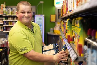Warum dieser Supermarkt einzigartig im Erzgebirge ist - Bei „Glück Kauf“ angestellt ist auch Lukas Bauer. Aktuell arbeiten in dem Einkaufsmarkt in Thermalbad Wiesenbad elf Menschen mit Beeinträchtigungen.