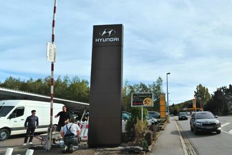 Warum dieses Opel-Autohaus im Erzgebirge plötzlich Hyundai-Schilder bekommt - Opel bleibt: Das Autohaus in Bad Schlema behält Pylone beider Marken, aber Hyundai steht künftig im Vordergrund.