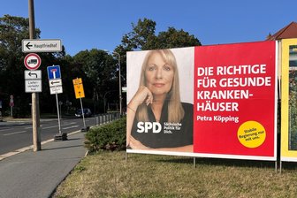 Warum dieses Wahlplakat für Sachsens SPD-Spitzenkandidatin Petra Köpping viele Reichenbacher auf die Palme bringt - Der Stein des Anstoßes: SPD-Spitzenkandidatin Petra Köpping wirbt wie hier an der Zwickauer Straße in Reichenbach auf Großplakaten für sich als „Die Richtige für gesunde Krankenhäuser“.
