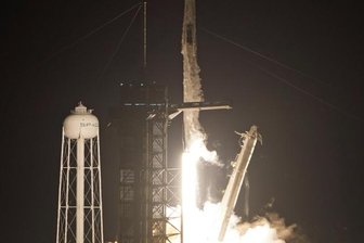 Warum dockt die Sojus eher an der ISS an als die Crew Dragon? - Die SpaceX-Falcon 9-Rakete mit der Crew Dragon-Kapsel hob am 10. November von Startrampe 39A im Kennedy Space Center in Cape Canaveral, Florida, ab. Erstmals seit drei Jahren war mit Matthias Maurer wieder ein deutscher Astronaut zur ISS aufgebrochen. Der Weg dorthin war allerdings erheblich länger als wenn die Rakete vom kasachischen Weltraumbahnhof Baikonur gestartet wäre. Das hat unter anderem mit der geografischen Lage des Startorts zu tun. 