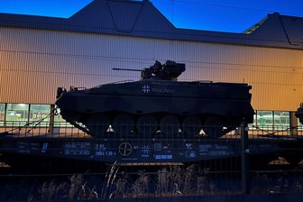 Warum Dutzende Panzer am Chemnitzer Hauptbahnhof standen - Einer der Schützenpanzer Marder auf dem Abstellgleis in Chemnitz.