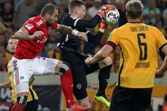 Warum Dynamos Nummer eins für die Zukunft steht - Dynamo-Keeper Markus Schubert klärt vor HSV-Torjäger Pierre-Michel Lasogga.