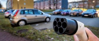 Warum E-Mobilität im Kreis eine Randerscheinung bleibt - Noch immer sind öffentliche Ladesäulen im Erzgebirge dünn gesät, gerade in Wohngebieten mit Gemeinschaftsparkplätzen.