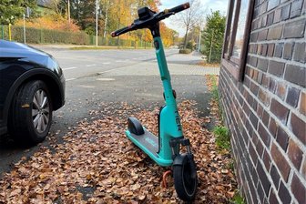 Warum E-Roller mit dem Tier-Aufkleber bald aus dem Zwickauer Stadtbild verschwinden - 350 E-Roller sind aktuell von Tier in Zwickau ausleihbar. Jetzt wird der Name Tier überklebt.