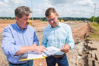 Warum Edeka in Neukirchen einen Markt bauen will - Stephan Trutschler (links), Pressesprecher von Edeka Sachsen, im Gespräch mit Neukirchens Bürgermeister Sascha Thamm über die Pläne zum Neubau eines Edeka-Einkaufsmarktes. 