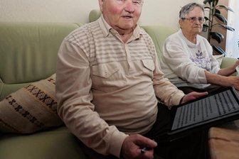 Warum ein 90-Jähriger die Zeitung jetzt digital liest - Bei den Egermanns wird Zeitung unterschiedlich gelesen: Egon nutzt per Tablet das Digitalabo, Ehefrau Erika die gedruckte Ausgabe. 