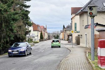 Warum ein abgeschalteter Blitzer noch immer in Mosel steht - Der Blitzer an der Altenburger Straße in Zwickau sieht funktionstüchtig aus, ist es aber nicht.