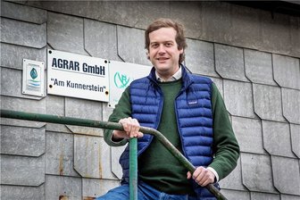 Warum ein Agrar-Betrieb aus Kunnersdorf nicht nur zur Ernte auf die Sonne setzt - Constantin Freiherr von Reitzenstein führt jetzt die Agrar-Gesellschaft "Am Kunnerstein". Er bringt die traditionelle Liebe zur Landwirtschaft mit, dazu eine wirtschaftswissenschaftliche Ausbildung und neue Ideen. 