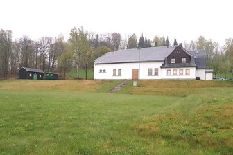 Warum ein Auerbacher Ortsteil nun doch kein Open-Air veranstaltet - Die Freifläche am Sportplatz mit dem Turnhallengebäude im Hintergrund.