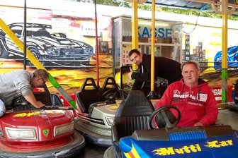 Warum ein Bäckermeister mit einem Autoscooter unterwegs ist - Udo Weichsel (r.) mit seinem Schaustellerteam im Autoscooter, mit dem er ab Freitag in Voigtsdorf ist. 