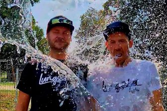 Warum ein Bürgermeister aus Westsachsen einen Schwall Wasser ins Gesicht kriegt - Bürgermeister Thomas Hetzel (links) und Eventmanager Ronald Haß bei der Wasserattacke.