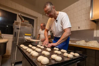 Warum ein Bürgermeister im Erzgebirge in der Backstube mithilft - Der Schneeberger Bürgermeister Ingo Seifert half in der Bäckerei Kinder mit; hier beim Auflegen der Semmeln.