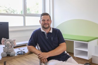 Warum ein Chemnitzer Kinderarzt unbedingt eine eigene Praxis eröffnen wollte - Sten Köhler in seiner neuen Praxis für Kinder- und Jugendheilkunde. Der Elefant ist Teil des Praxislogos. Weil er ein dickes Fell habe sowie Gemütlichkeit und Gelassenheit ausstrahle.
