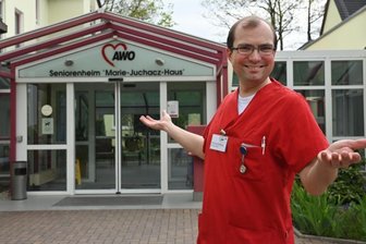 Warum ein Chemnitzer von der Kanzlei in die Pflege wechselte - Thomas Roßner vor dem Awo-Seniorenheim Marie-Juchacz-Haus. Der Pfleger liebt seinen Beruf.