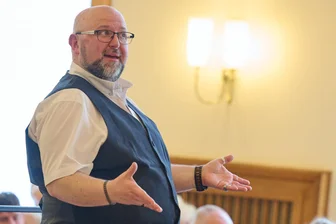 Warum ein Chor im Erzgebirge im Jubiläumsjahr so viel singt wie noch nie - Hendrik Beyreuther leitet den Auer Blema-Chor seit Mai 2023.