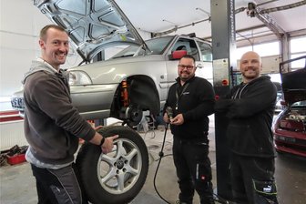Warum ein Crimmitschauer und ein Meeraner mit ihrem „Schwedenpanzer“ die Ostsee umrunden - Toni Dorendorf, Peter Weiland und Björn Fischer (von links) schrauben gemeinsam an einem 25 Jahre alten Volvo, um ihn für die Rallye fit zu machen.