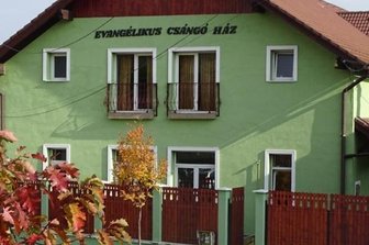 Warum ein Diakon in Rumänien sogar zum Hostienbäcker wird - Auch im Ende der 1990er-Jahre aus einer Ruine aufgebauten Gemeindehaus steckt viel Hilfe aus Oelsnitz.