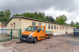 Warum ein Dorf im Erzgebirge die halbe Kita abreißen will - Der Südflügel der Kita Gänseblümchen in Auerbach. Jetzt gibt es Planungen, diesen abzureißen.