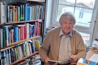 Warum ein ehemaliger Vogtländer jetzt Gedichte veröffentlicht - und wie ihm künstliche Intelligenz hilft - Gerhard Gruner hat sein achtes Buch veröffentlicht. Diesmal sind es Gedichte.