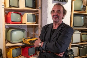 Warum ein Ehepaar DDR-Design sammelt - Thomas Heinicke vor einem Teil seiner Sammlung mit Fernsehgeräten aus DDR-Produktion. Insgesamt füllt die Sammlung des Ehepaars Heinicke mehrere Räume eines Vierseitenhofes in Wickersdorf.