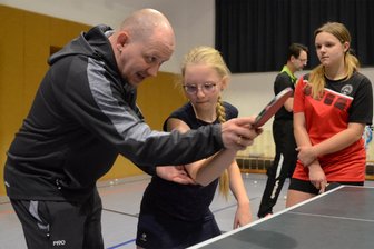 Warum ein Ellefelder Tischtennistrainer den Bürgerpreis erhält - Friedemann Schwarze zeigt Despina Rudolf die richtige Schlägerführung. Lisa Schreiter schaut genau zu.