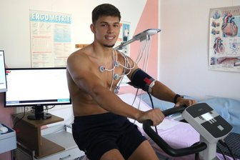 Warum ein Fahrzeugexperte für den Chemnitzer FC auf ein Fahrrad ohne Räder steigt - Neuzugang Maurizio Grimaldi unterzog sich wie alle Kicker des Chemnitzer FC einer kardiologischen Untersuchung. Dazu zählte unter anderem die Aufzeichnung eines Belastungs-EKG.