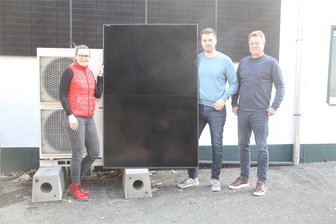 Warum ein Familienbetrieb in Erdmannsdorf Solarstrom zur Pflichtaufgabe erklärt - Das von Steffen Hartkopf (rechts) 2013 gegründete Energietechnik-Unternehmen wird jetzt von Philipp und Elisabeth Hartkopf geführt und hat seinen Sitz in Erdmannsdorf.