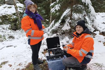 Warum ein Fels im Vogtland genau vermessen wird: „Die Nase wird eines Tages abbrechen“ - Julia Czerny und Marek Michaelis arbeiten mit Kamera und Drohne, im eine 3D-Vermessung des Mönchs zu erstellen.