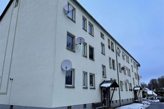 Warum ein Formfehler Triebel 17.000 Euro kostet - Im Wohnblock Hauptstraße 41-43 in Triebel wird die Elektrik erneuert. Der Beschluss musste neu gefasst werden.