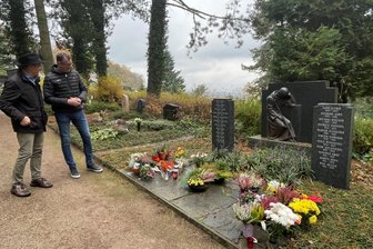 Warum ein Friedhof im Erzgebirge einen neuen Namen und ein bekanntes Bergbausymbol erhält - Pfarrer Jörgen Schubert (links) und Friedhofsmitarbeiter Ralf Georgi an einer Grabstätte auf dem Nicolaifriedhof in Aue.