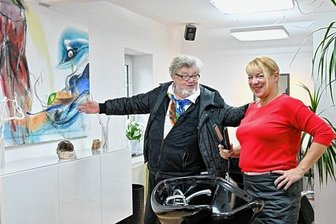Warum ein Friseursalon zur Kunstgalerie wird - "Peterchens Mondfahrt" heißt eines der Bilder von Gregor-Torsten Kozik, die derzeit die Wände von Silke Arnolds Friseursalon zieren.