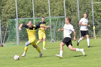 Warum ein Fußball-Verein aus dem Erzgebirge mit drei Punkten Abzug bestraft wird - Die Fußballer des Oelsnitzer FC, hier am Ball Ian Sonntag im Spiel gegen den BSC Freiberg, haben an einer schweren Hypothek zu tragen.