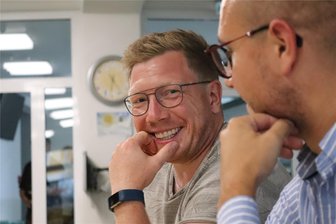 Warum ein Fußballspiel in Wiesa für einen Annaberger zum El Clásico des Erzgebirges wird - Haben Spaß beim VfB Annaberg: Trainer Patrick Salzer und Vereinschef Willy Beckert (r.).