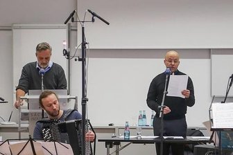 Warum ein Gottesdienst im Chemnitzer Industriemuseum gefeiert wird - Premiere am Reformationstag: Erstmals fand im Industriemuseum ein Kulturhauptstadt-Gottesdienst statt. Neben Pfarrer Stephan Tischendorf (Mitte) sprach auch Museumsleiter Oliver Brehm (am Pult hinten).