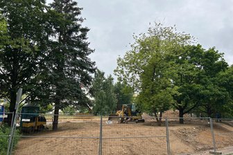 Warum ein Großvermieter von Wohnungen jetzt in Flöha auch Garagen baut - An der Ernst-Schneller-Straße in Flöha entsteht eine neue Garagenanlage. Sichere Pkw-Stellplätzen sind nach Angaben der Wohnungsgenossenschaft Flöha bei Mietinteressenten gefragt.