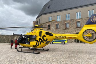 Warum ein Helikopter am Dienstag auf dem Plauener Schloßberg landete - Ein Rettungshubschrauber landete am Dienstagmittag auf der Freifläche vorm Audimax am Schloßberg-Campus.