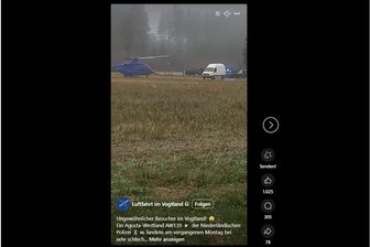 Warum ein Hubschrauber der niederländischen Polizei im Vogtland landete - Screenshot aus dem Video, das bei Facebook veröffentlicht wurde: Der Clip zeigt die Hubschrauberlandung bei Kottengrün.