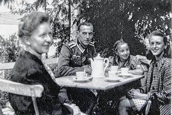 Warum ein Kind weg wollte von zu Hause - Blick ins Familienalbum: Liddy und Martin Gruschwitz (links), deren Tochter Lieselotte (rechts) und Edith Benner (Mitte) beim Kaffeetrinken in der Jocketaer Ausflugsgaststätte "Vogtländische Schweiz".