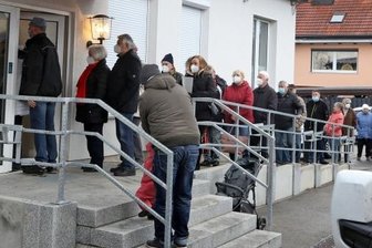 Warum ein kleines Dorf für einen Tag eine Impfstelle erhält - Vor allem Einwohner aus Dennheritz haben sich am Freitag in die Warteschlange am Gemeindezentrum eingereiht. 