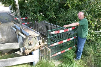 Warum ein Kommunalpolitiker aus Großschirma an Minister Dulig geschrieben hat - Landwirt Gunther Zschommler aus Großschirma an der gesperrten Brücke zur Hauptstraße am Eschenweg. Auch als Anwohner hat der Landwirt kein Verständnis dafür, dass die Brücke nicht saniert wird.